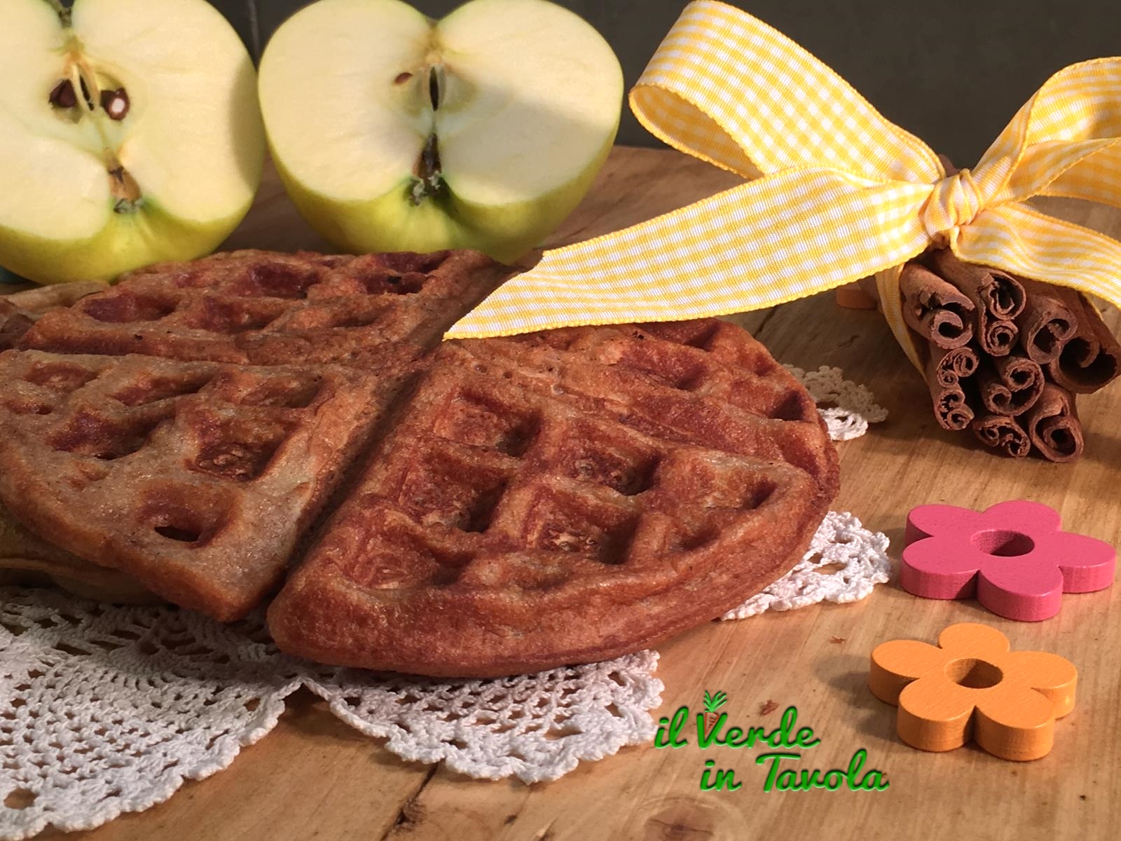 Waffle soffici con mela e cannella – la colazione perfetta