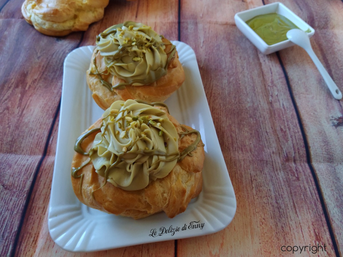 Zeppole di san giuseppe con crema al pistacchio