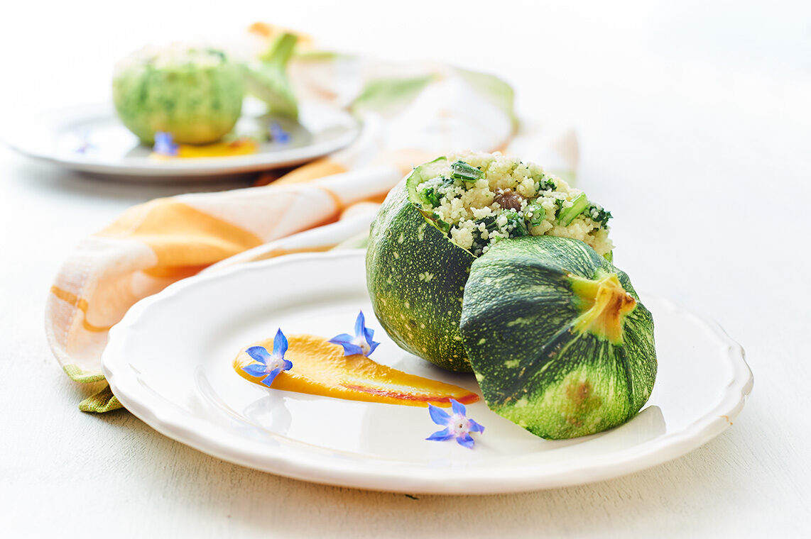 Zucchina ripiena con couscous e borragine