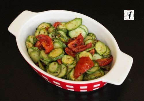 Zucchine e pomodori in friggitrice ad aria, contorno fresco, leggero e colorato per l’estate