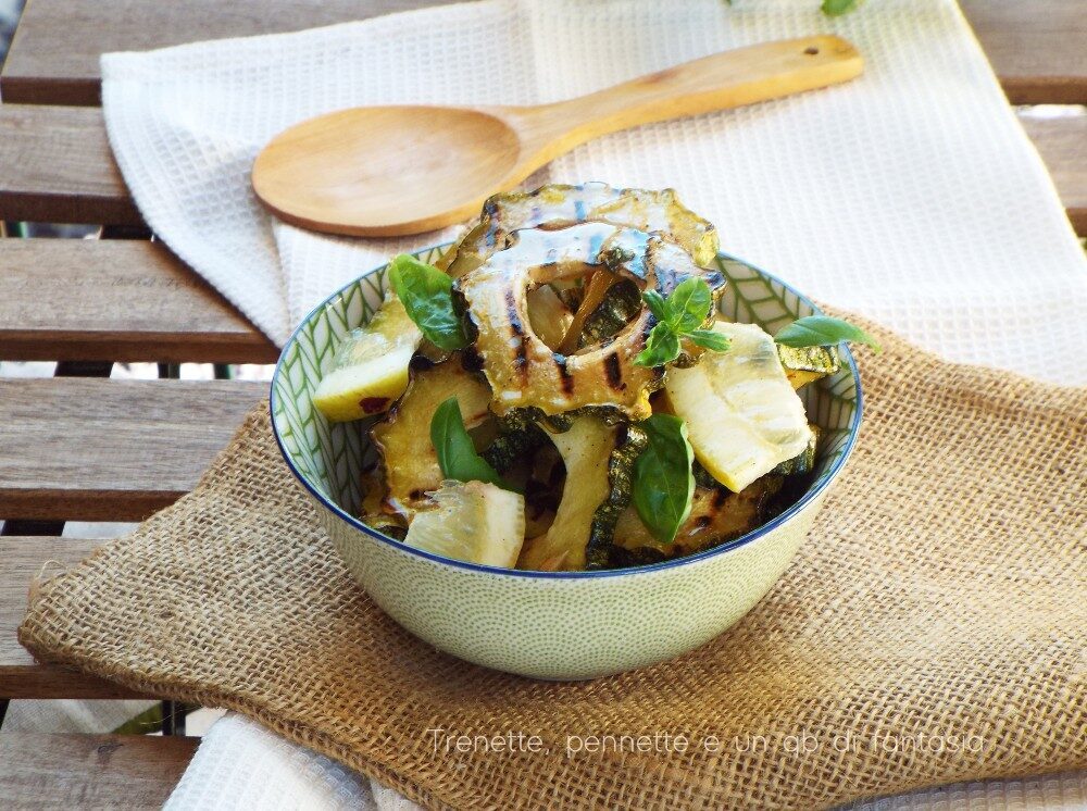 Zucchine grigliate marinate con olio, limone e basilico