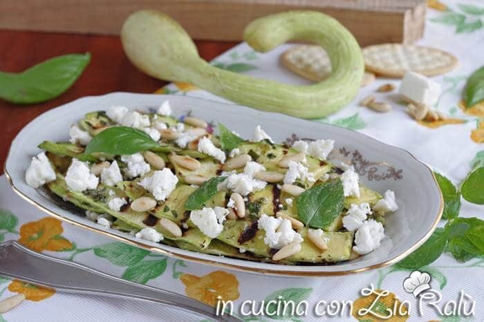 Zucchine trombetta grigliate feta e pinoli