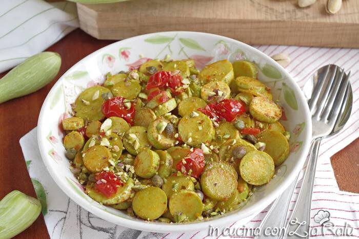 Zucchine trombetta in padella con pomodori e pistacchi