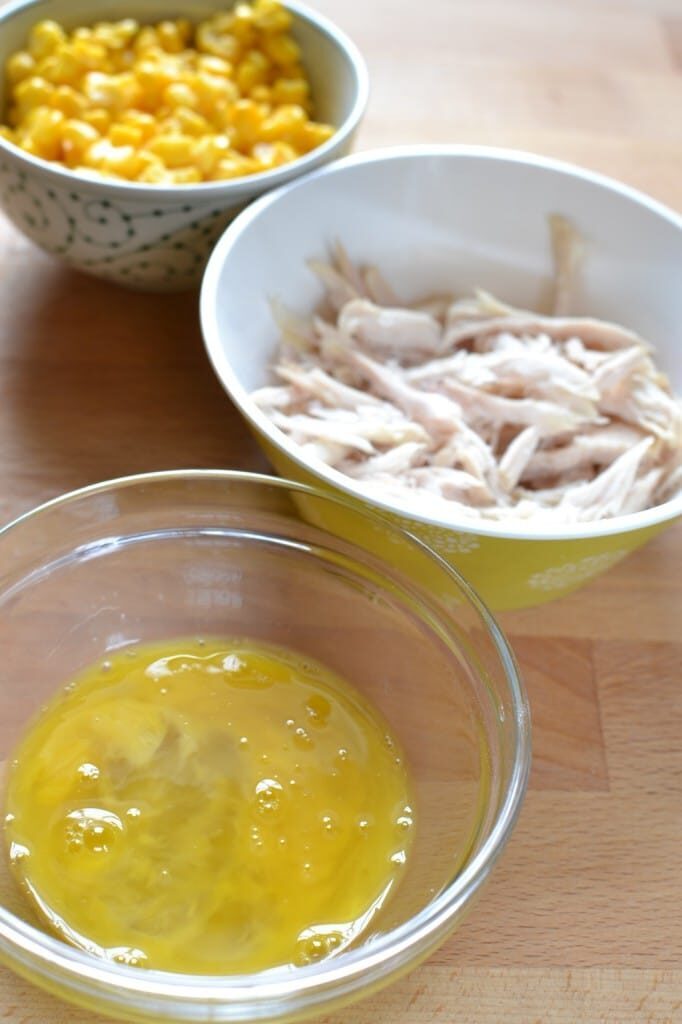 Zuppa cinese con pollo, mais e uova