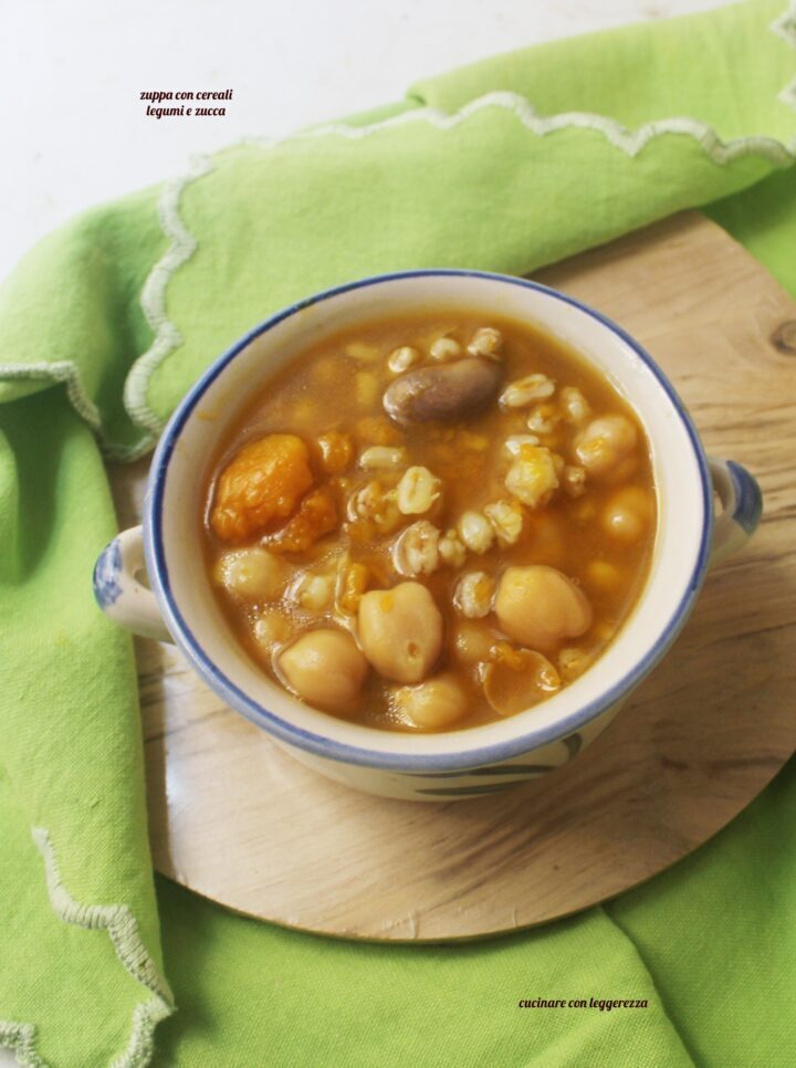 Zuppa con cereali legumi e zucca