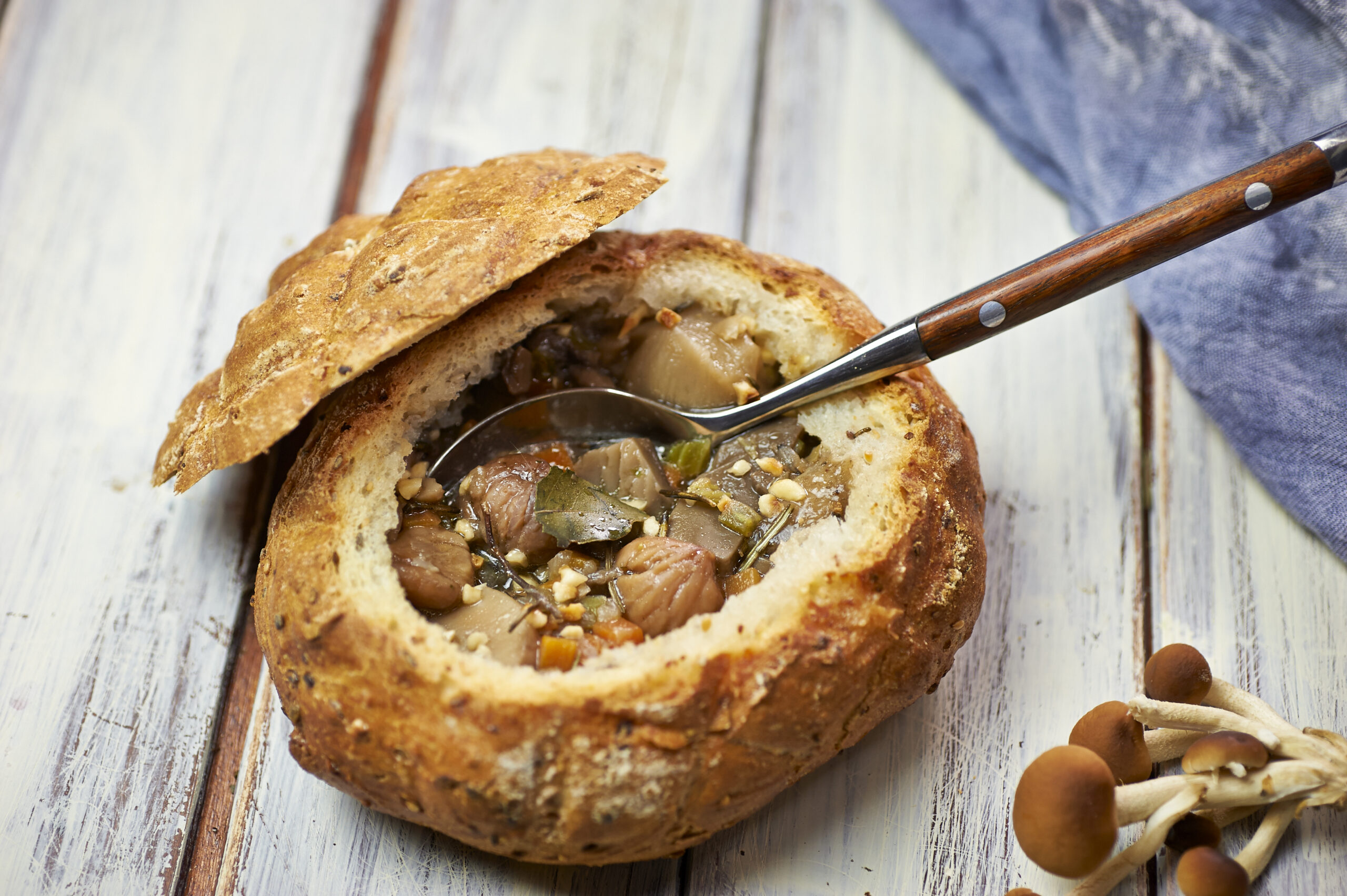 Zuppa di funghi e castagne nel pane
