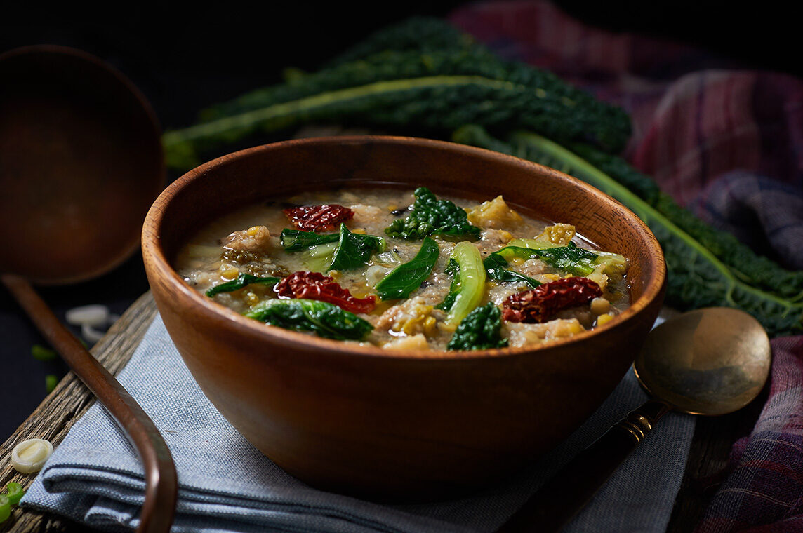 Zuppa di pane con verza e funghi