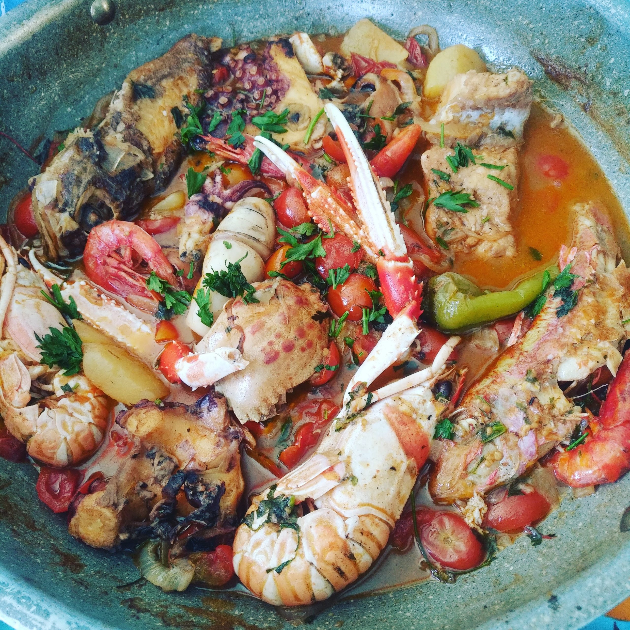 Zuppa di pesce con crostacei