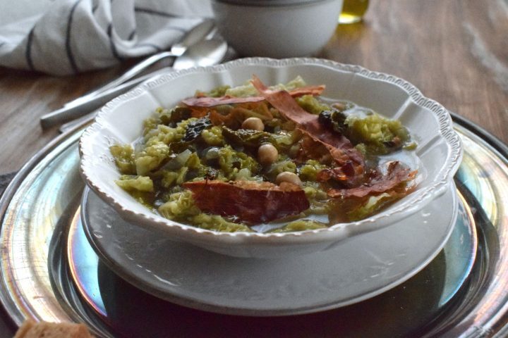 Zuppa di verza, cavolo nero e prosciutto croccante