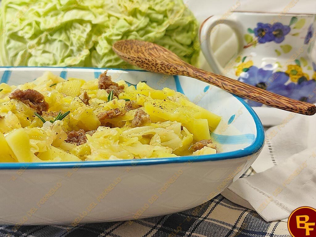 Zuppa di verza patate e salsiccia