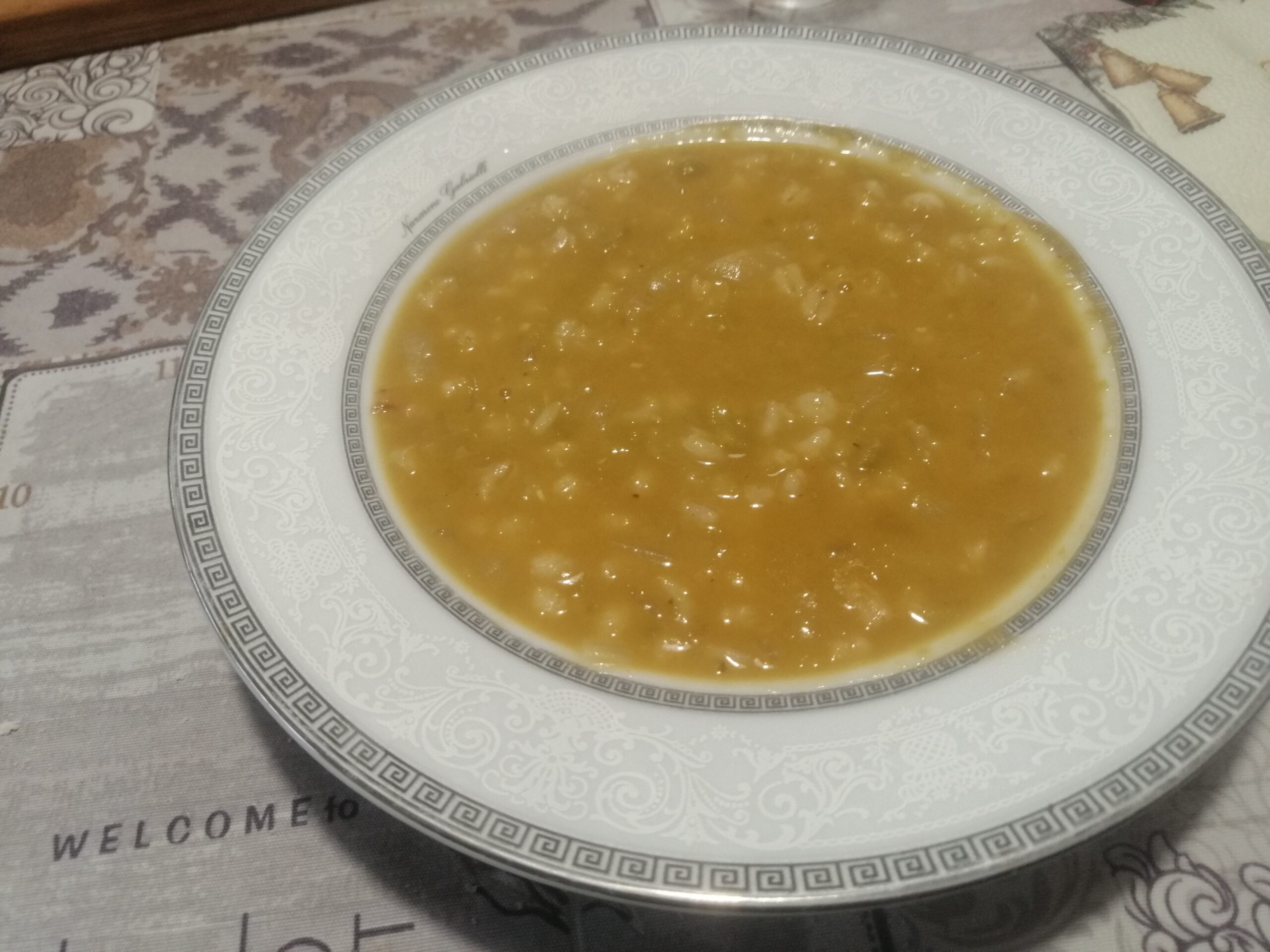 Zuppa d’orzo e piselli decorticati