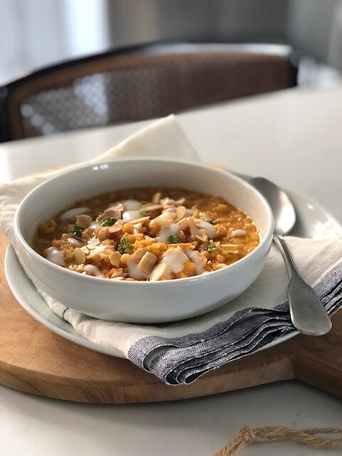 ZUPPA VEGAN DI LENTICCHIE ROSSE CON LATTE DI COCCO E MANDORLE
