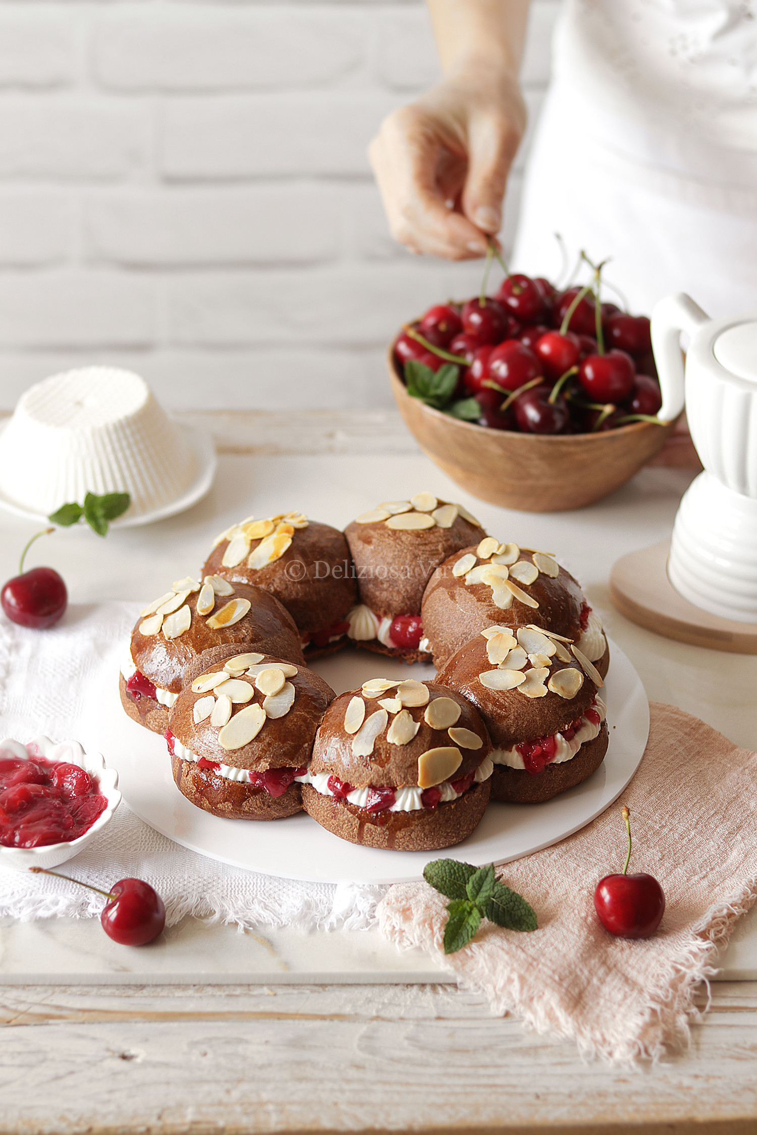 Brioche al cacao con ricotta e ciliegie