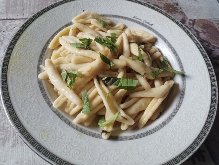 Cavatelli con crema di parmigiano e erbe aromatiche.
