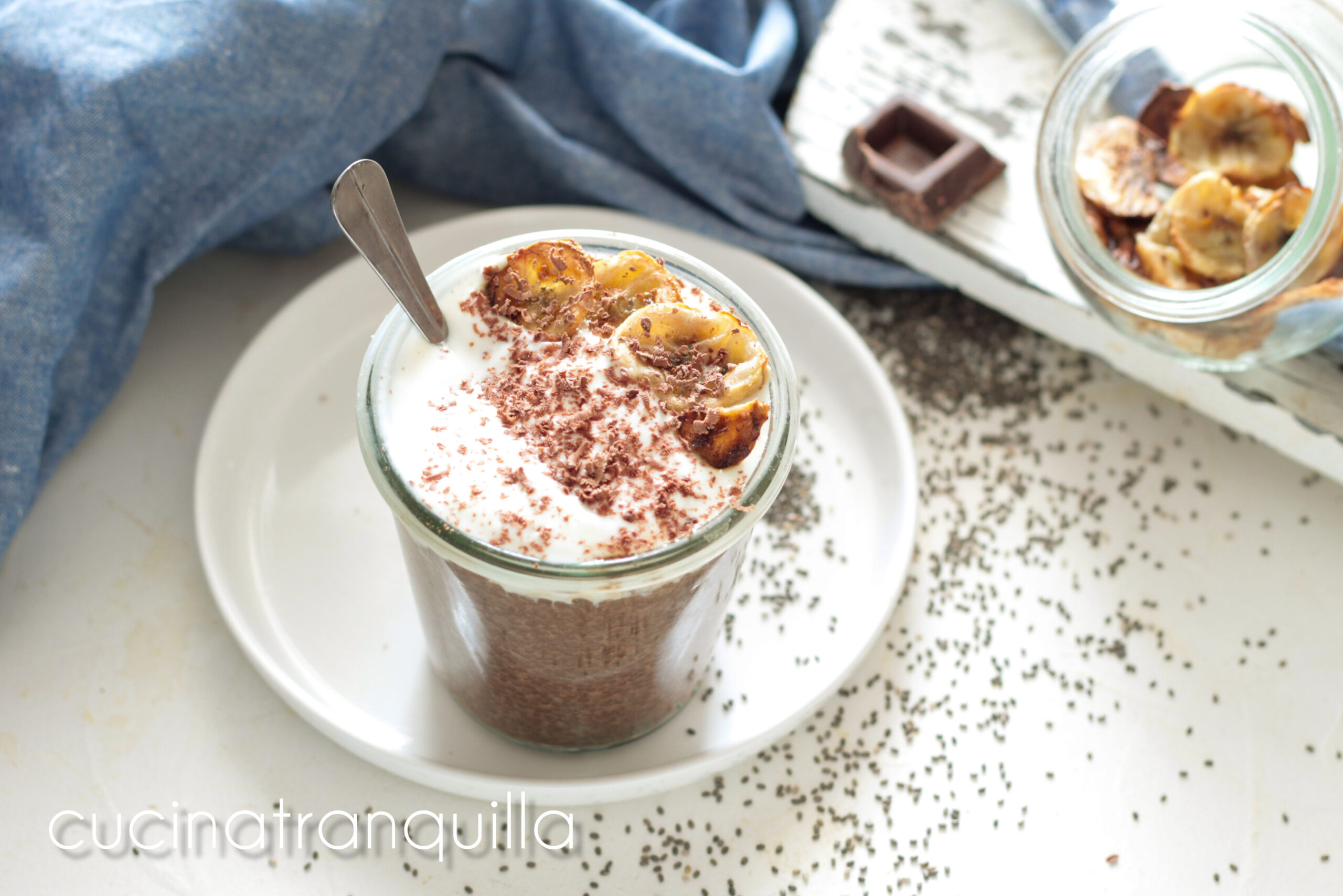 Chia pudding al cacao con chips di banane