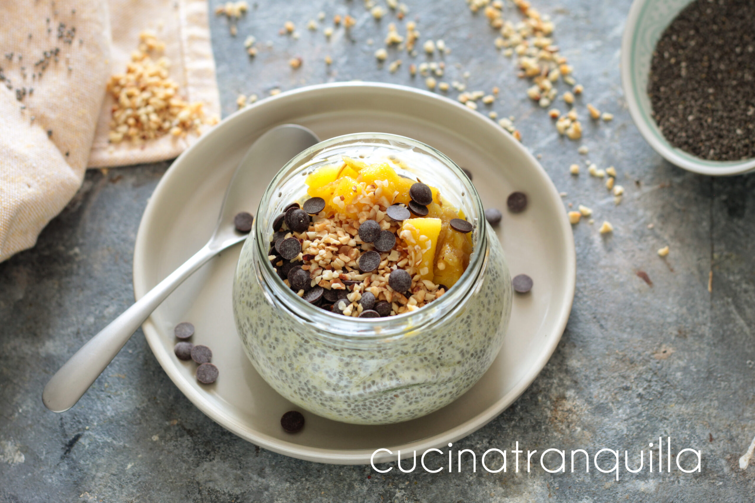 Chia pudding al mango e gocce di cioccolato