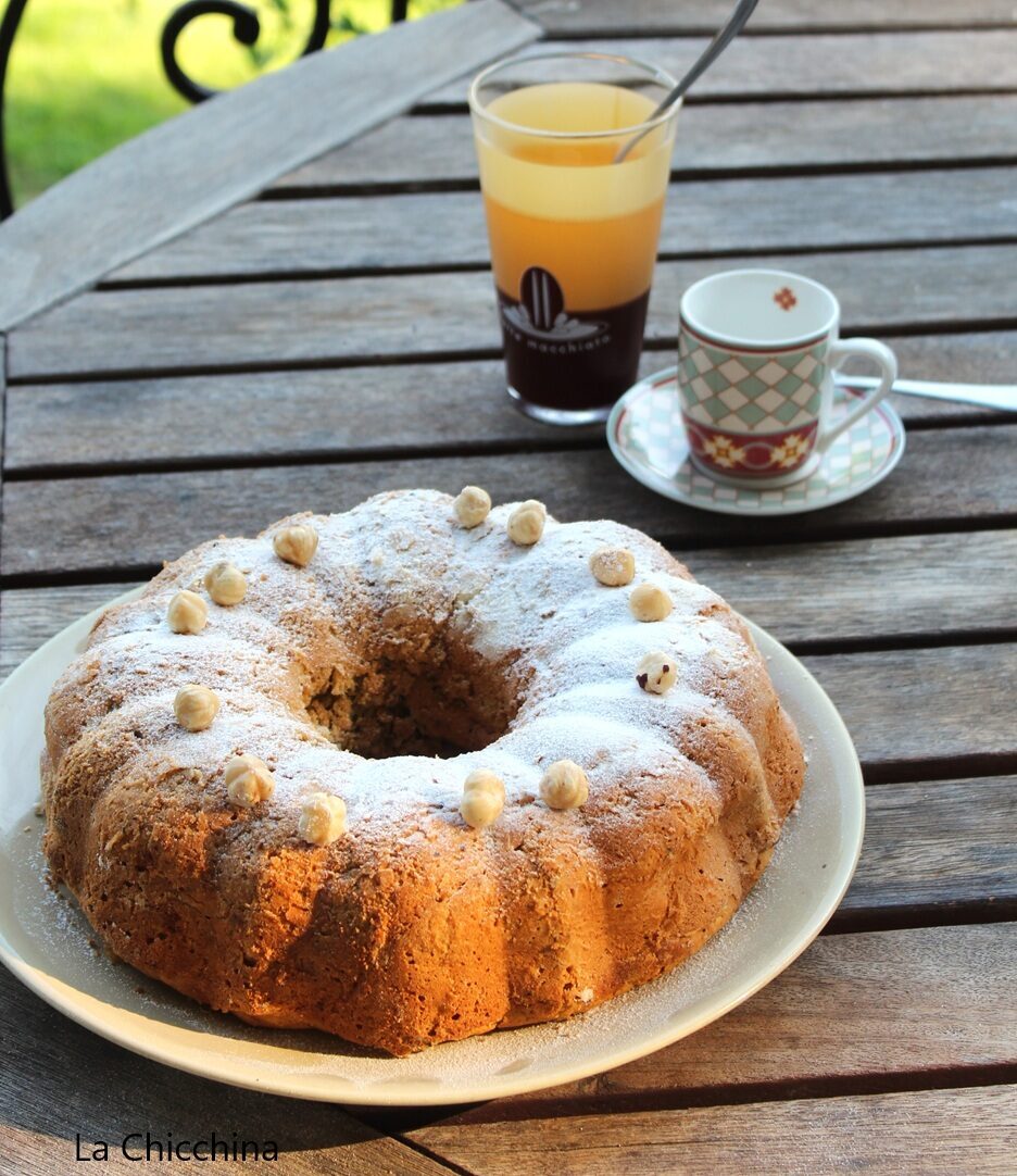 Ciambella con panna, nocciole e caffè