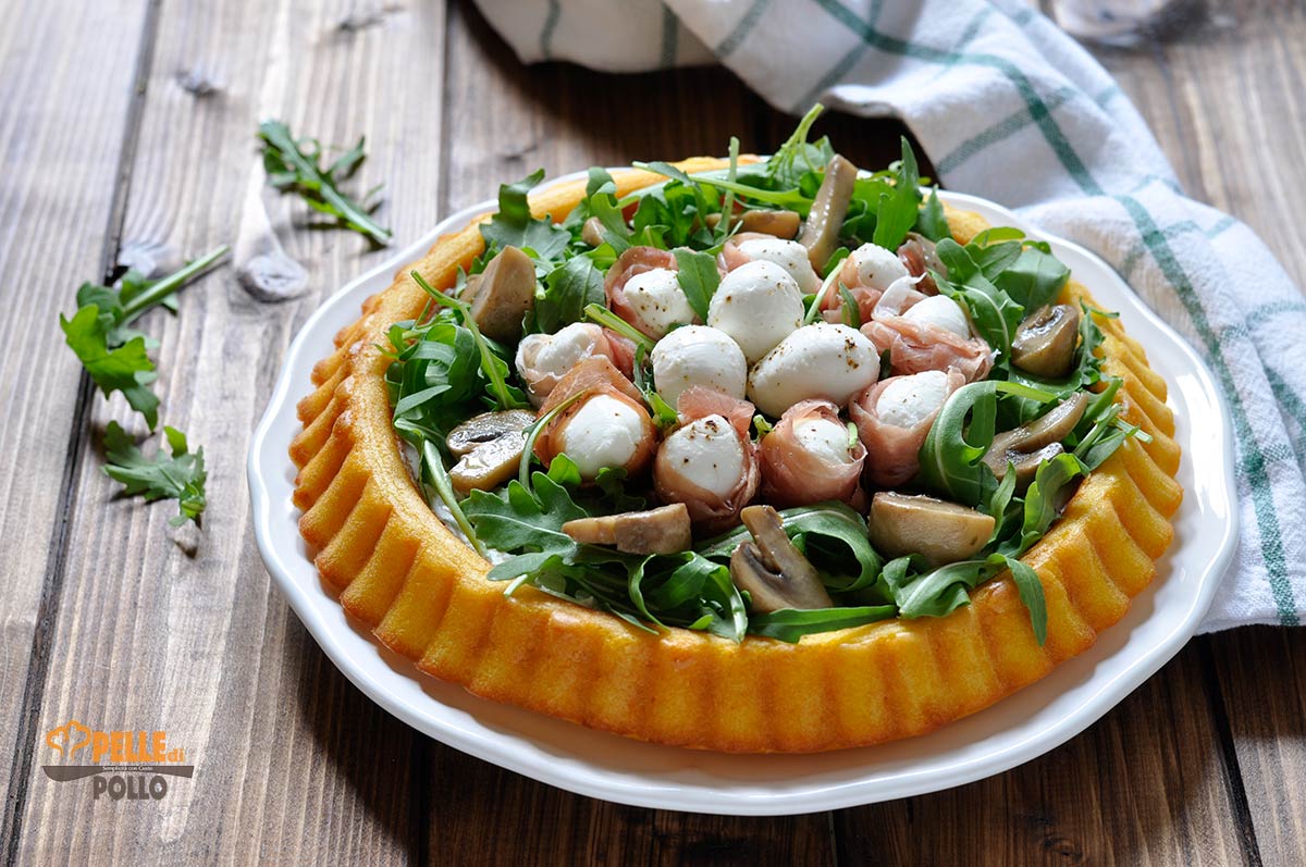 Crostata morbida salata con mozzarella, crudo e rucola