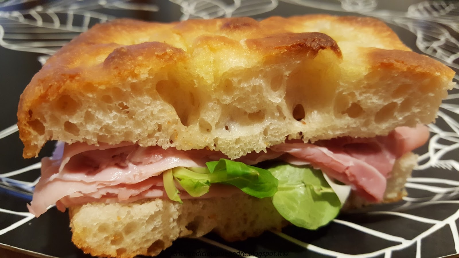 Focaccia alta e morbida con semola rimacinata e lievito madre