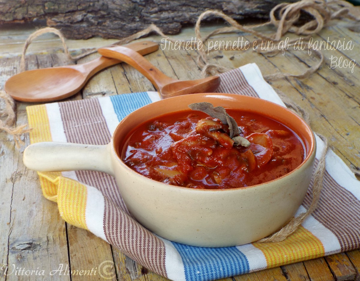Funghi champignon in salsa di pomodoro