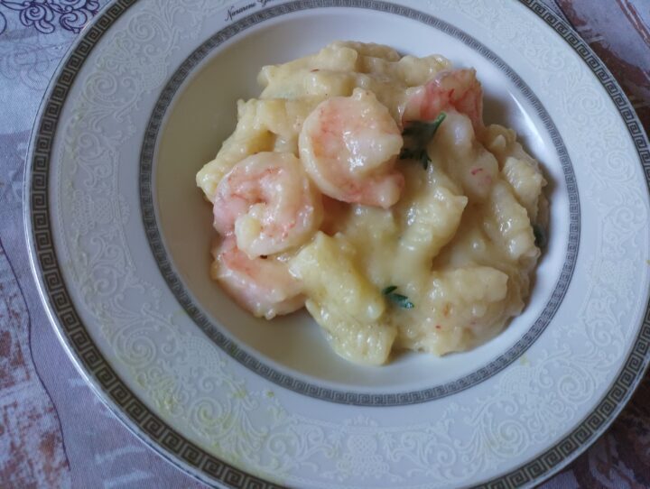 Fusilli con crema di patate e gamberi