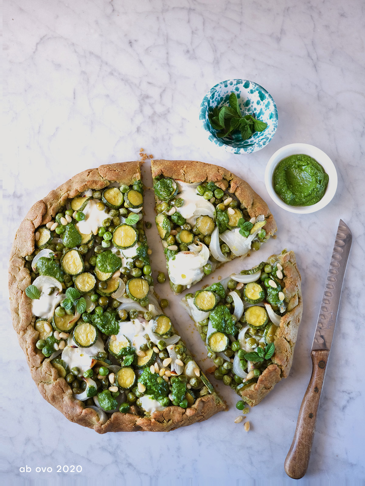 Galette vegetariana con farina di piselli e pesto di erbe