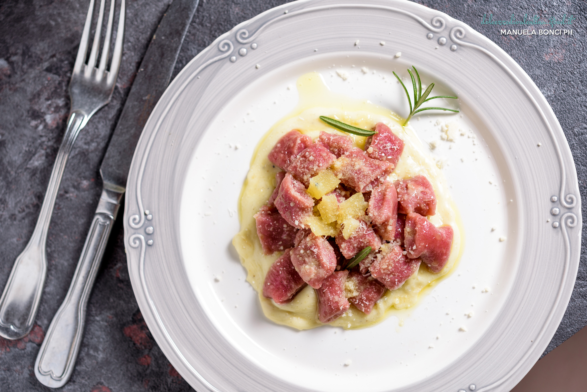 Gnocchi di barbabietola rossa su fonduta al rosmarino