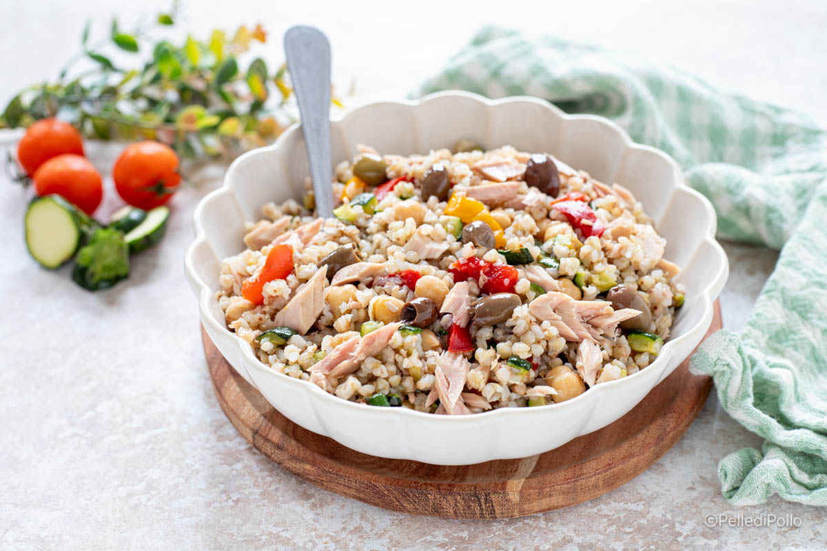Insalata di grano saraceno con tonno, verdure e ceci