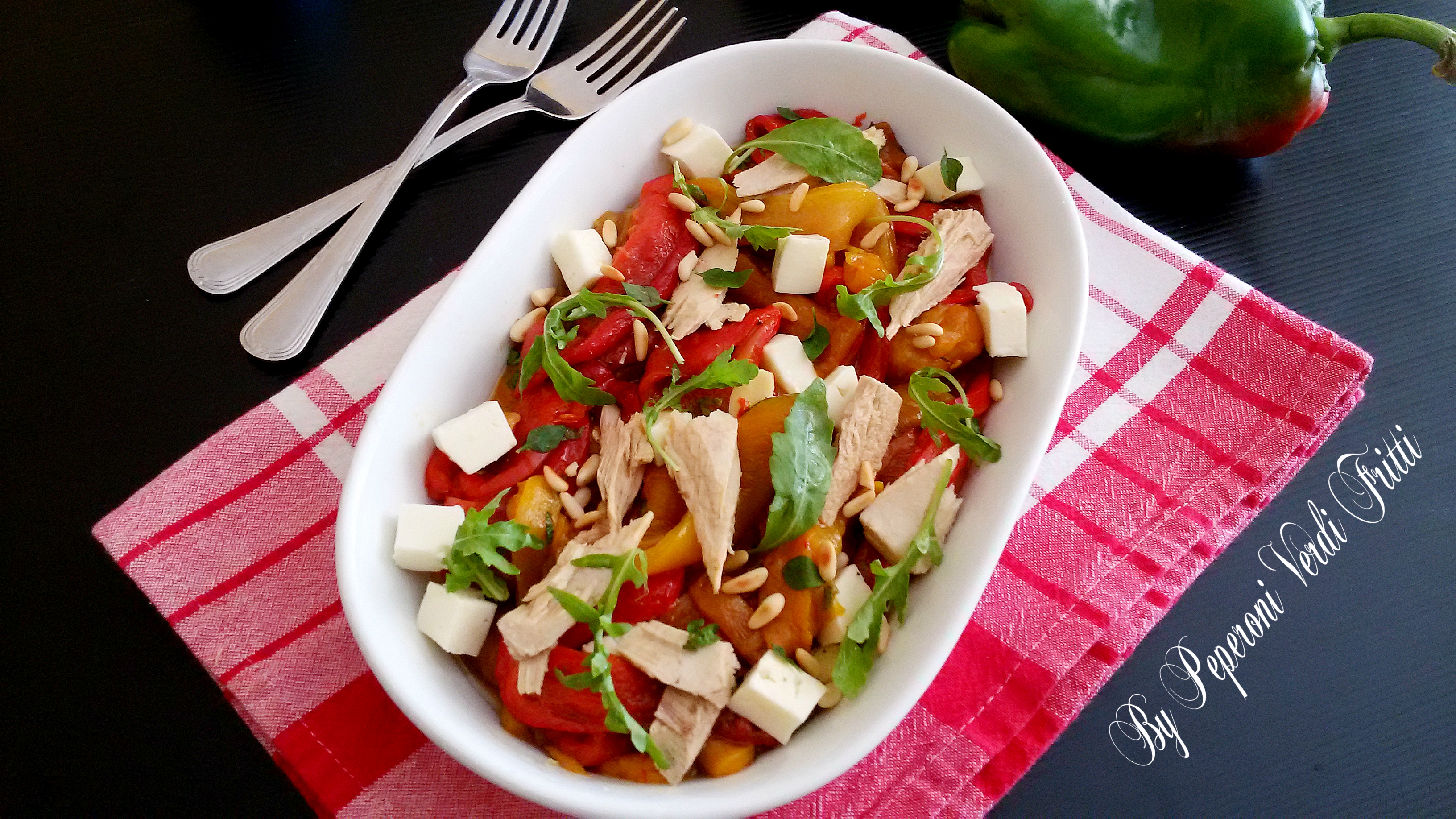 Insalata di peperoni arrostiti con feta e pinoli