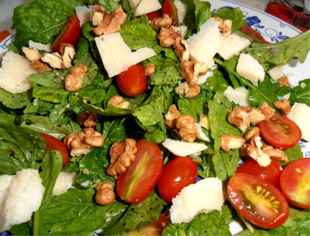 Insalata rustica di rucola,noci,grana e pomodorini.