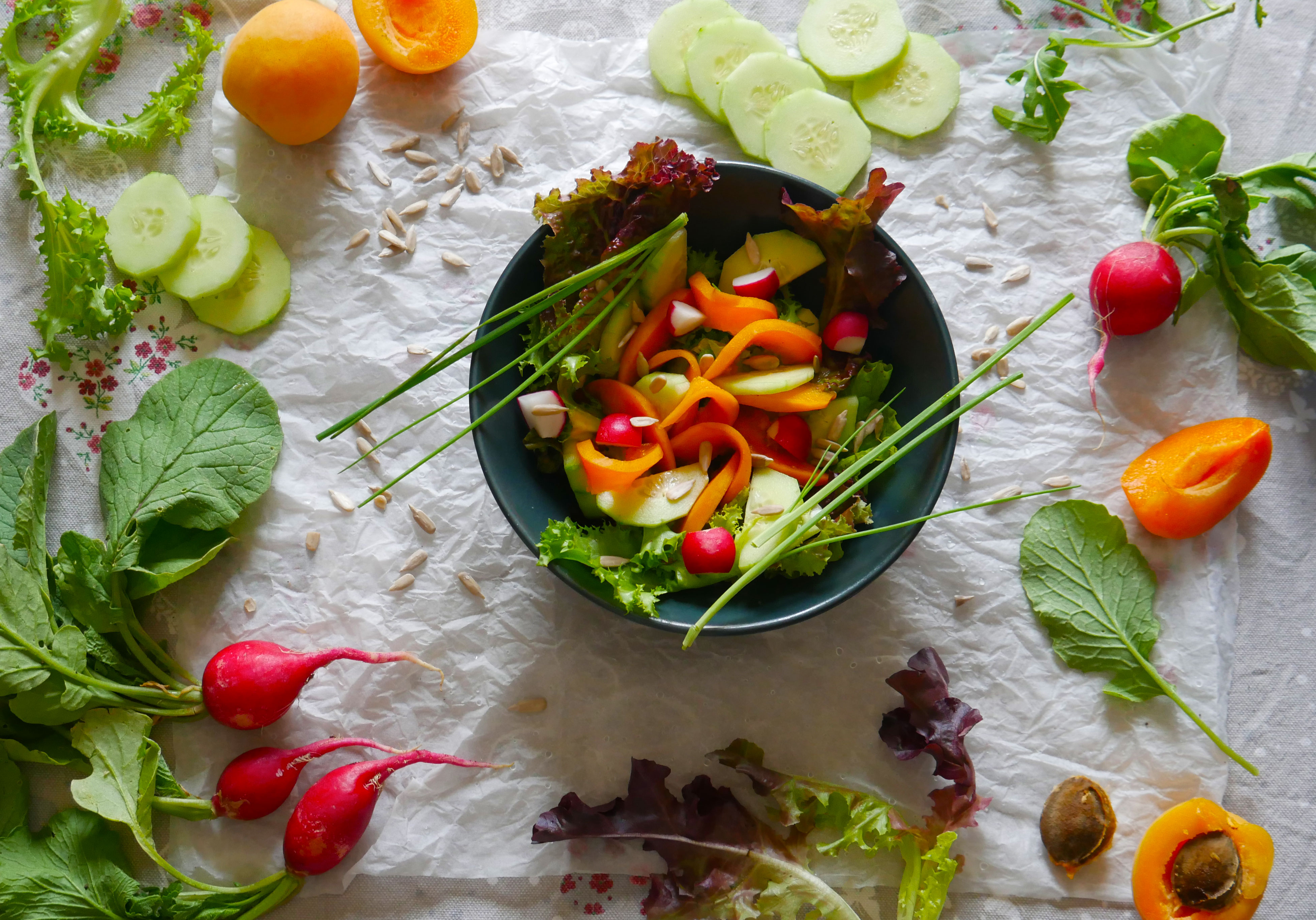Insalatina estiva con albicocche ed erba cipollina!