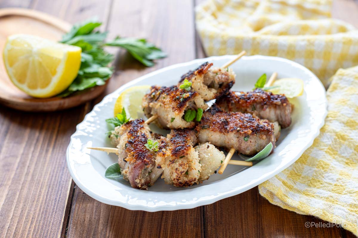 Involtini di pancetta fresca con erbe e pangrattato