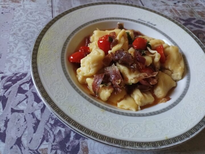Minestra imbottita con prosciutto crudo e pomodorini