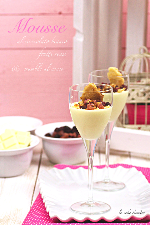 Mousse al cioccolato bianco, frutti rossi e crumble al cocco