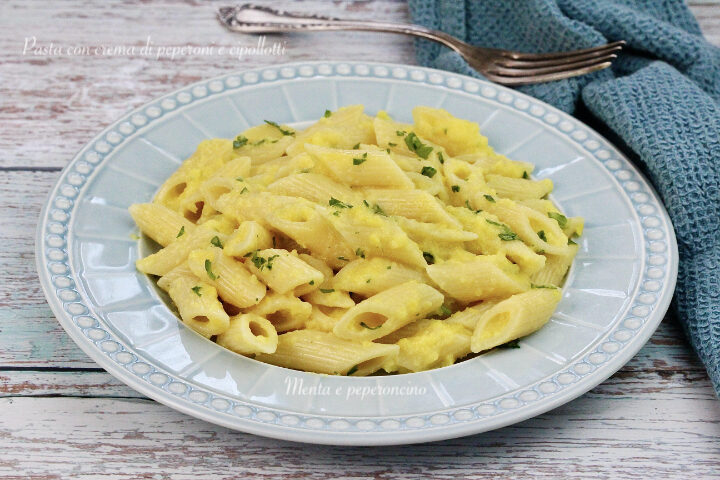 Pasta con crema di peperoni e cipollotti