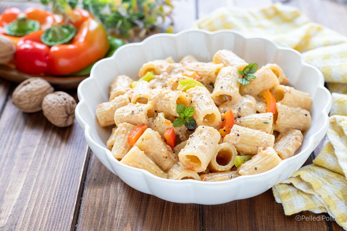 Pasta con crema di peperoni e ricotta