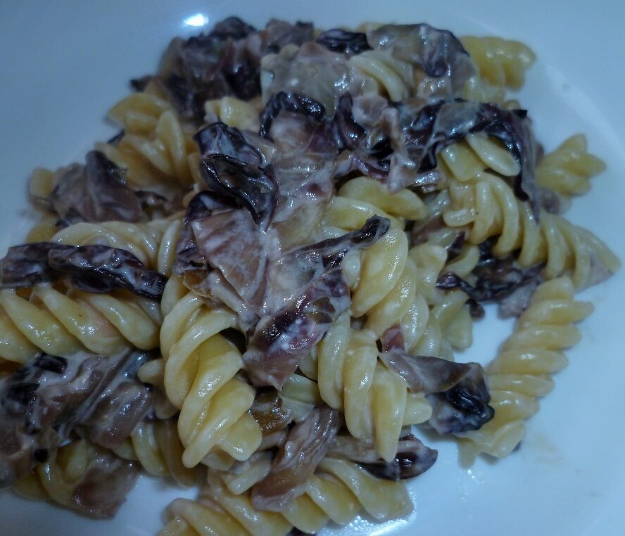 Pasta con radicchio e gorgonzola