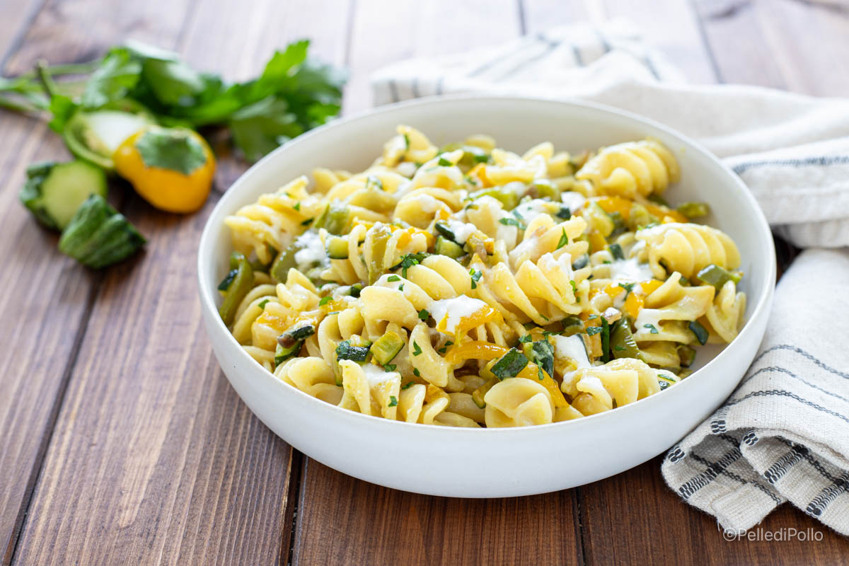Pasta con verdure e feta cremosa