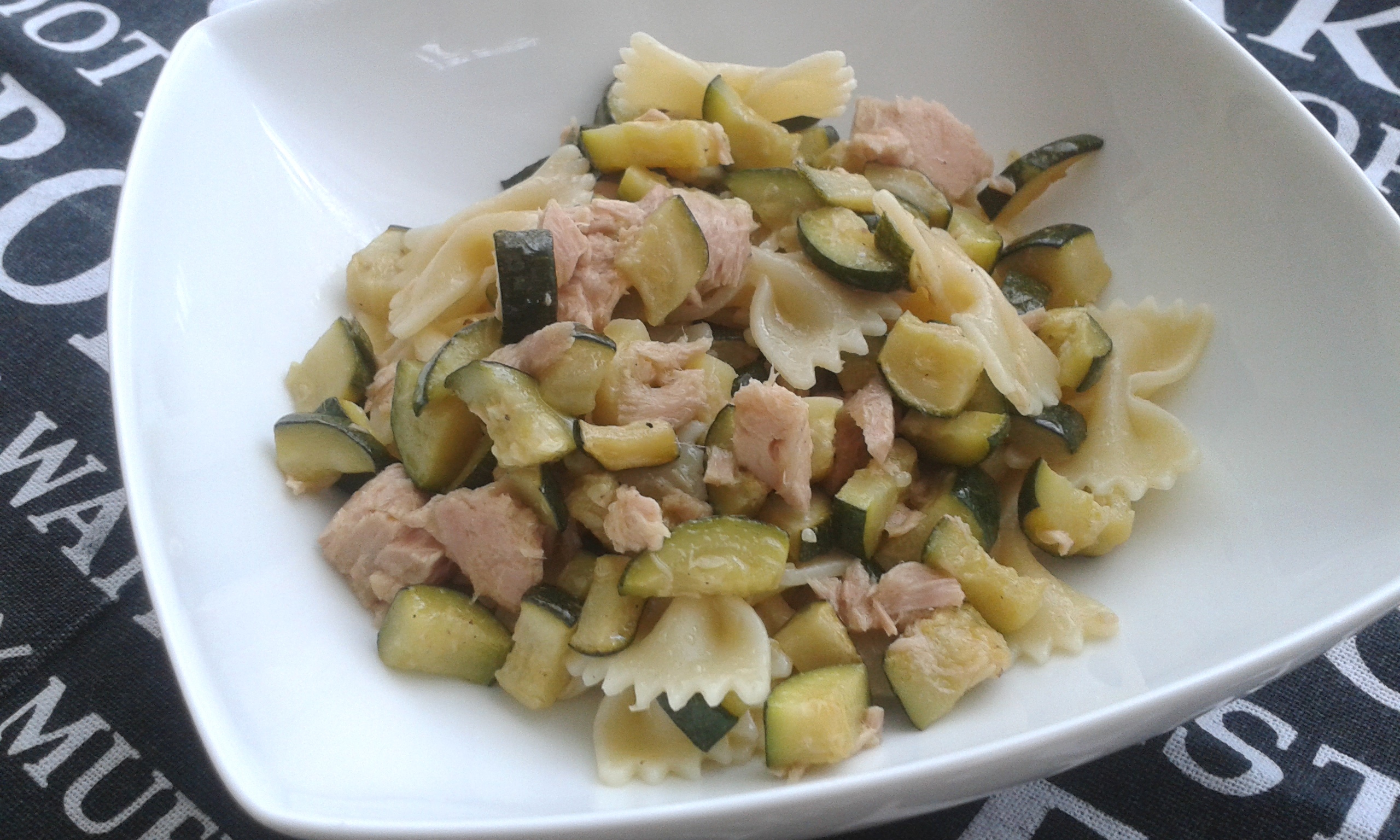 Pasta fredda con zucchine e tonno