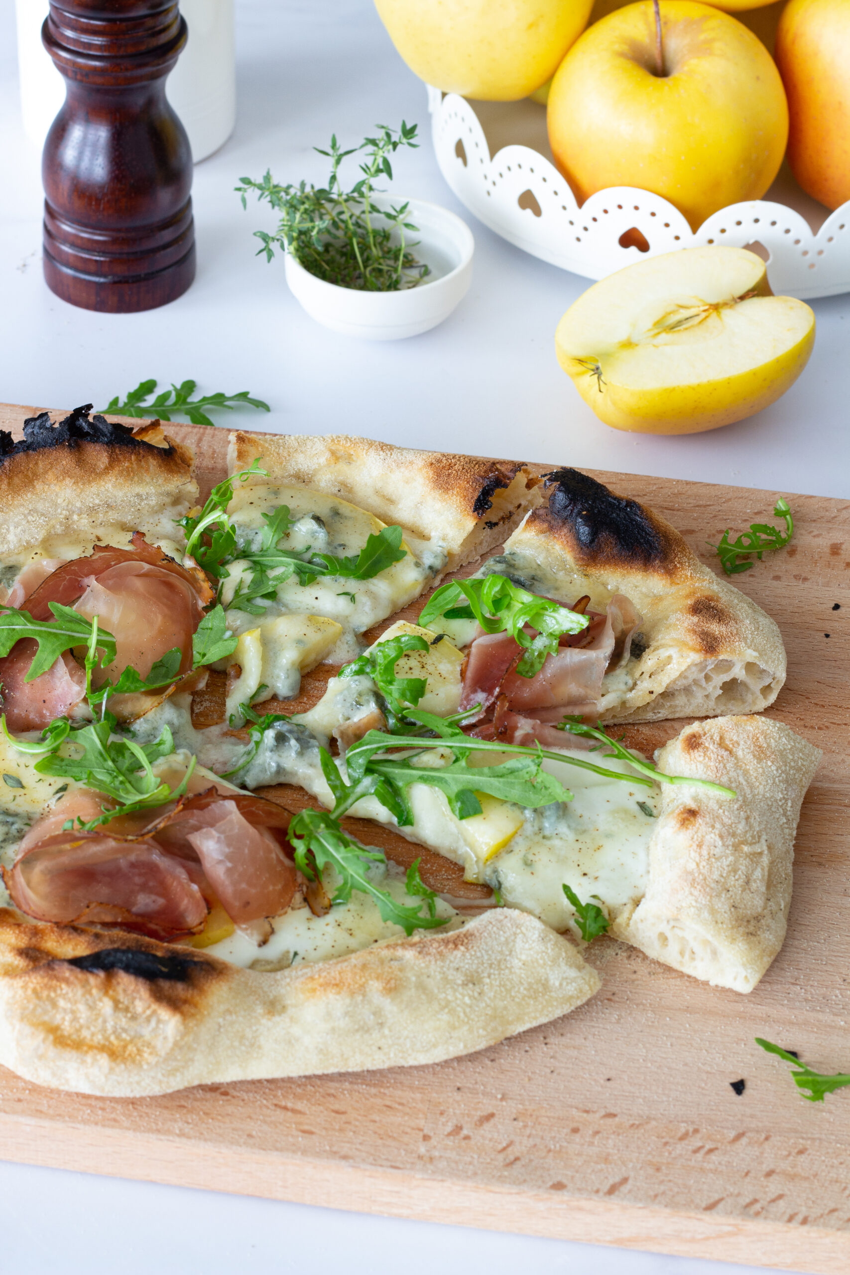 PIZZA BIANCA CON GORGONZOLA, MELE E SPECK