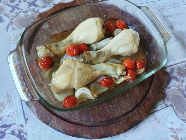 Pollo al forno con pomodorini e cipolla