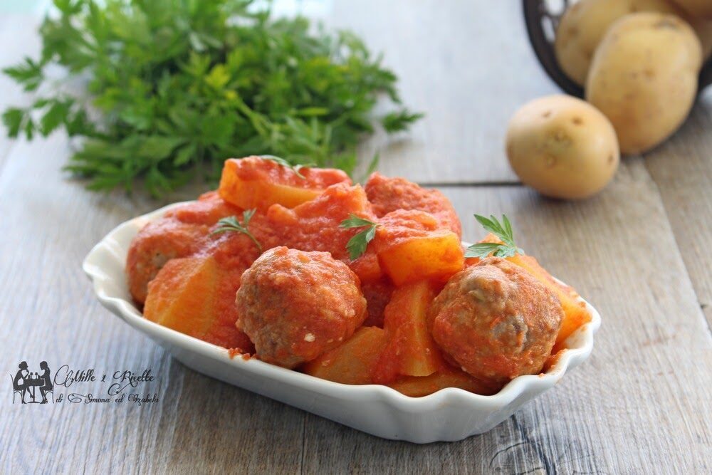 Polpette e patate nel sugo di pomodoro