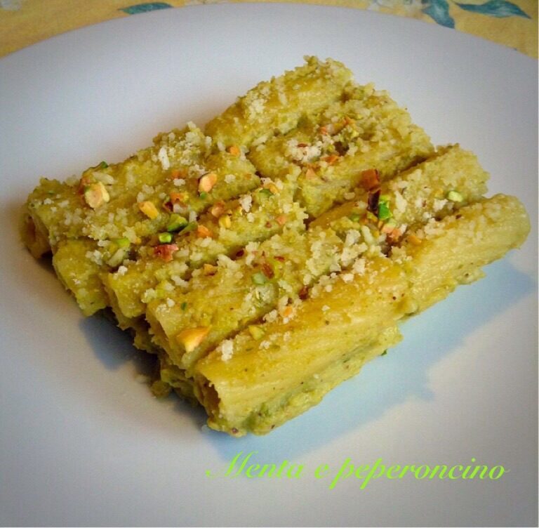 Ricetta maccheroni gratinati con pesto di cavolini e pistacchi