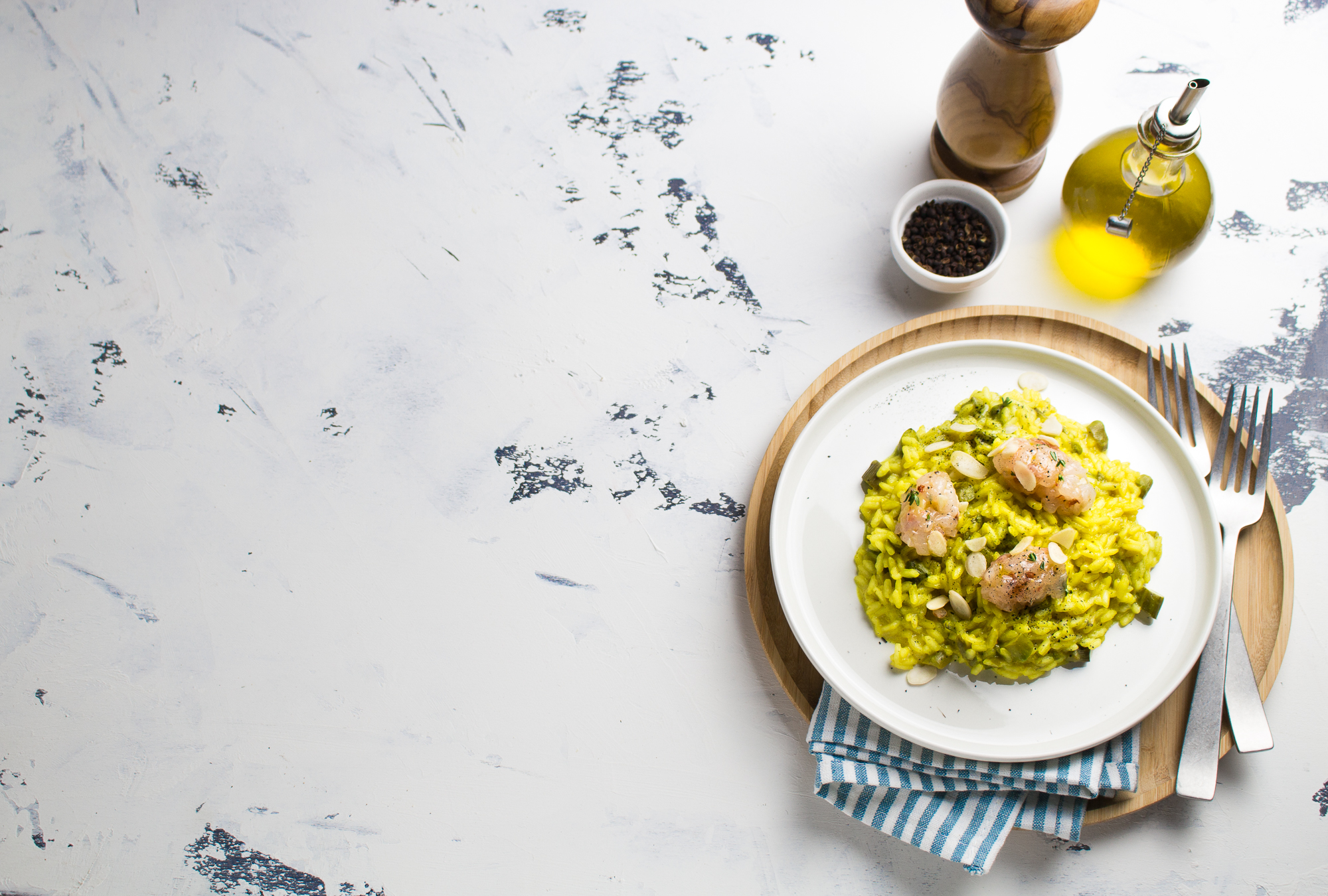 Risotto agli asparagi con crudo di gamberi e mandorle