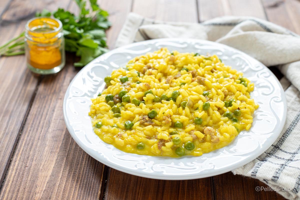 Risotto con piselli, salsiccia e zafferano