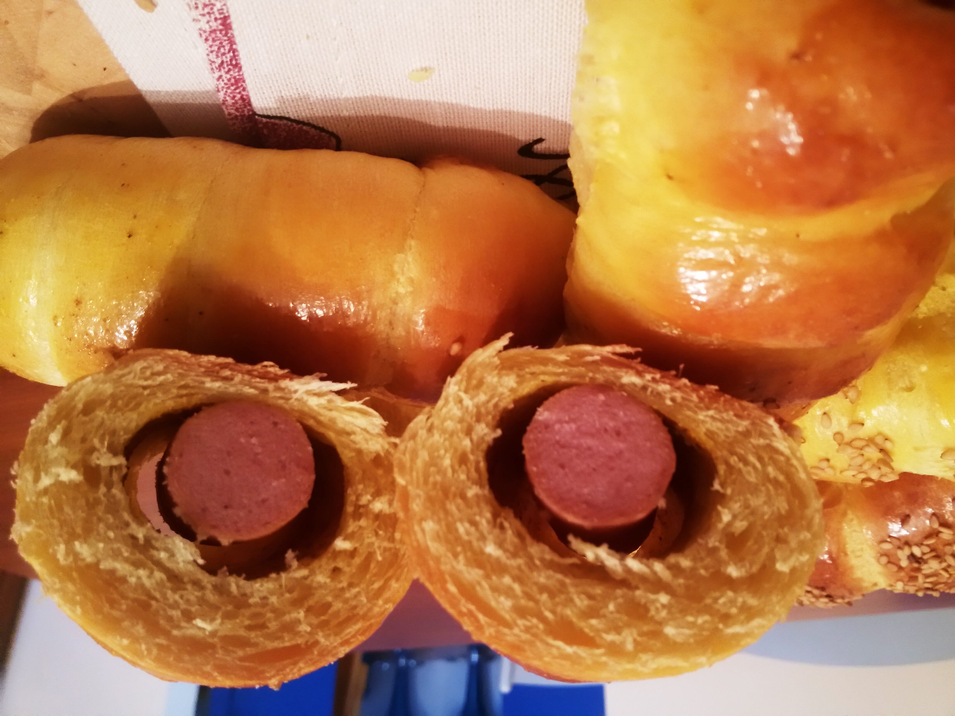 Rollò di pasta brioche con wurstel