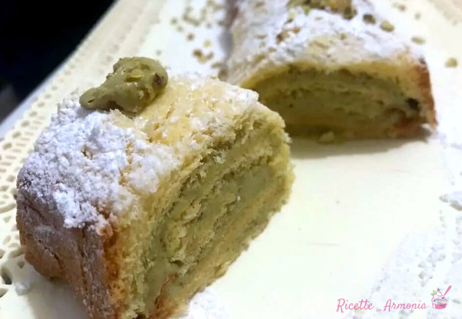 Rotolo di pandoro con crema al pistacchio
