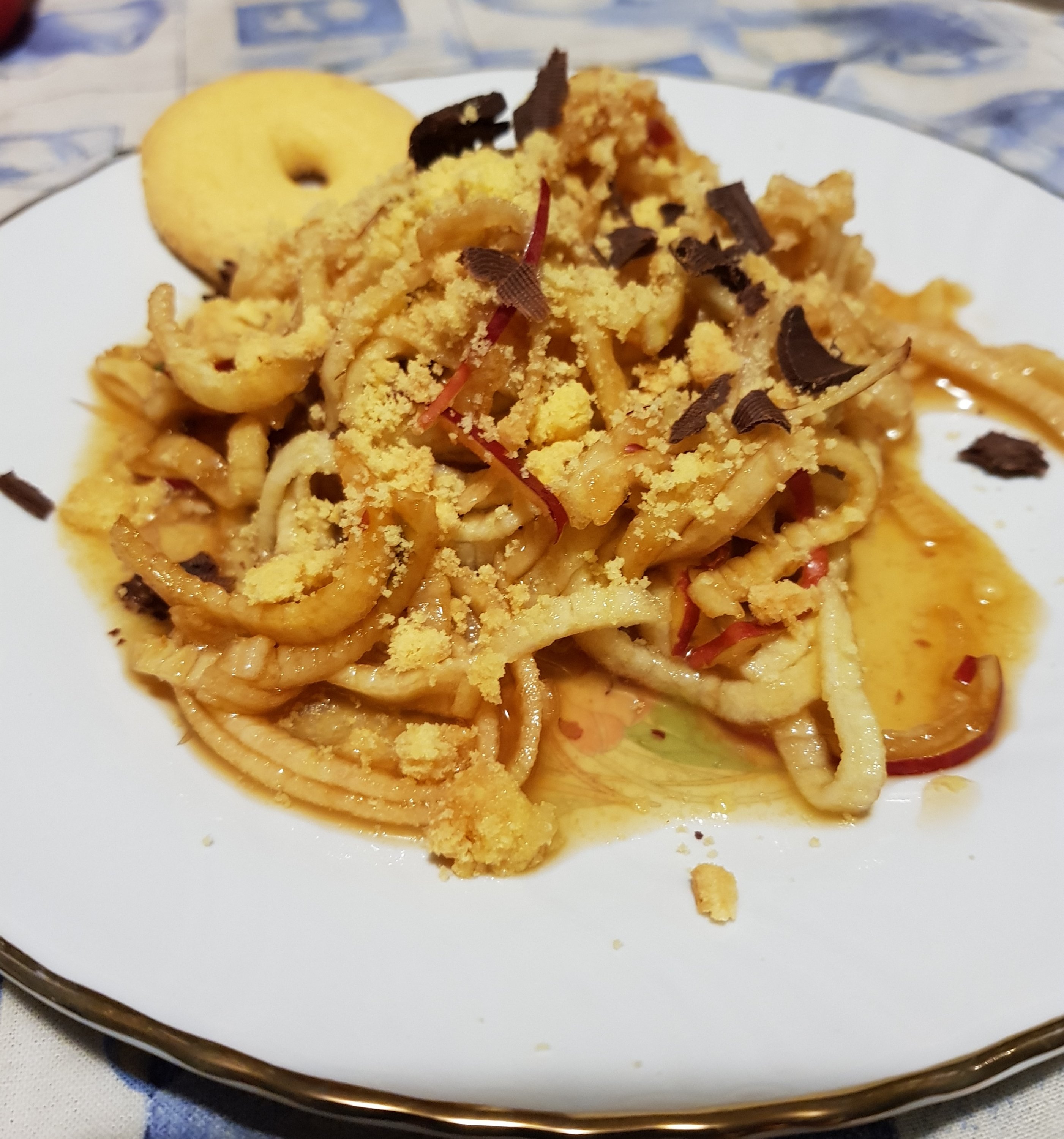 Spaghetti di mela su crema di mela scaglie di cioccolato e granelle di biscotto