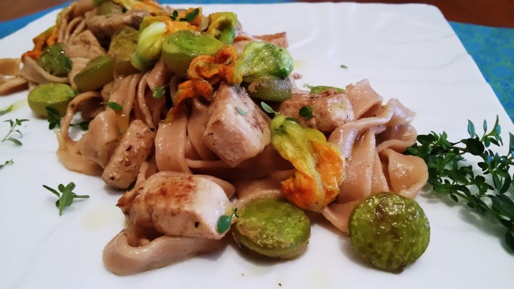 Tagliatelle integrali con perle di zucchine fiori di zucca e spada