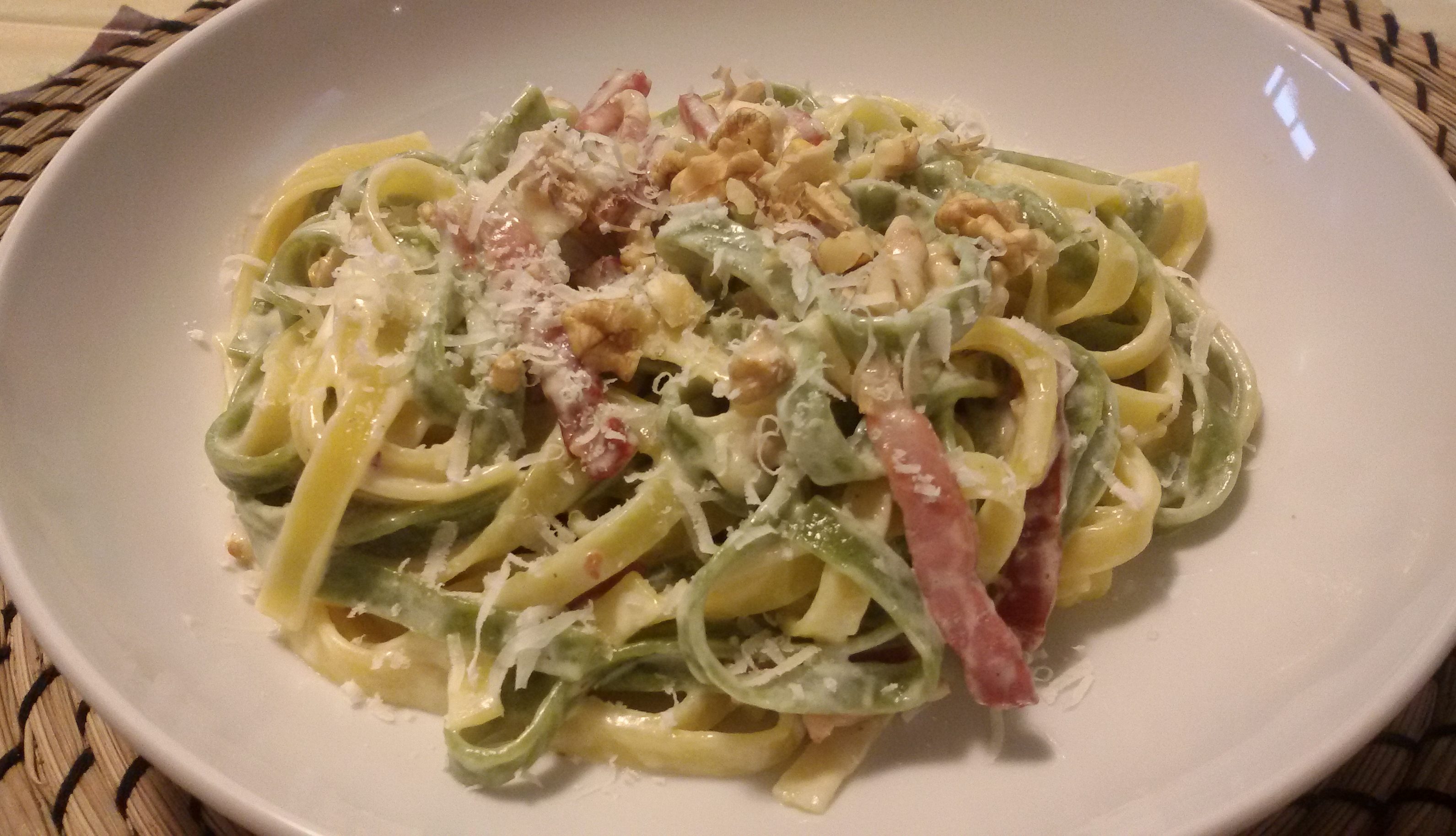 Tagliatelle paglia e fieno con stracchino, speck e noci